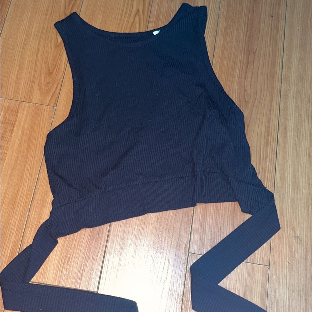 Tie cross over in the back cropped tank top